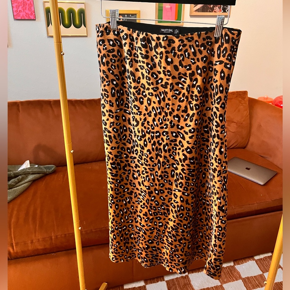 Nasty Gal brown leopard print midi satin skirt - Picture 6 of 7